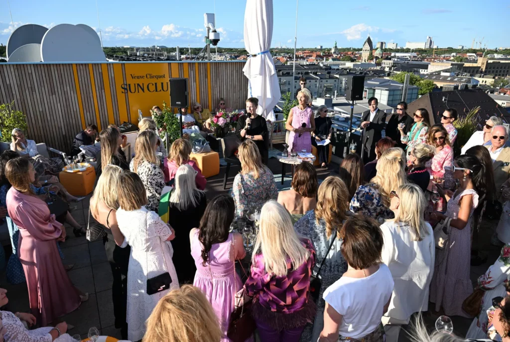 Networking-Event des Club europäischer Unternehmerinnen 2025 auf der Dachterrasse des Mandarin Oriental Munich – Summer in the City mit prominenten Businessfrauen.