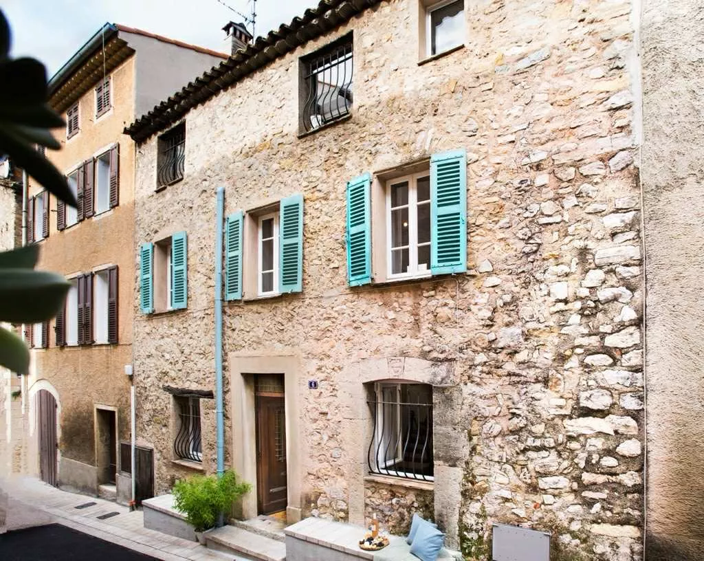 Cote d’Azur Hotspot Grasse: Traditionelles Steinhaus in der Altstadt der berühmten Parfumstadt