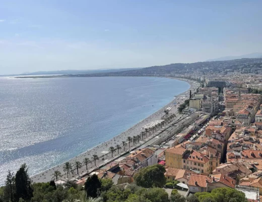 Côte d’Azur Hotspots in Nizza: Ausblick auf die Promenade des Anglais mit Palmen, Meer und mediterranem Riviera-Flair.