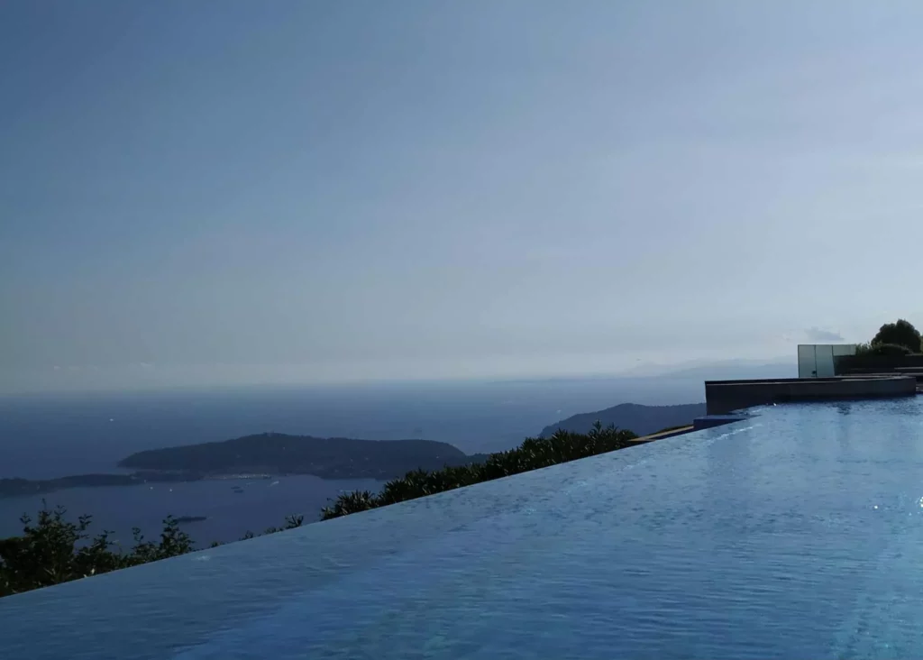 Cote d’Azur Hotspots: Infinity Pool in Èze mit Blick auf das Mittelmeer und die Küstenlandschaft