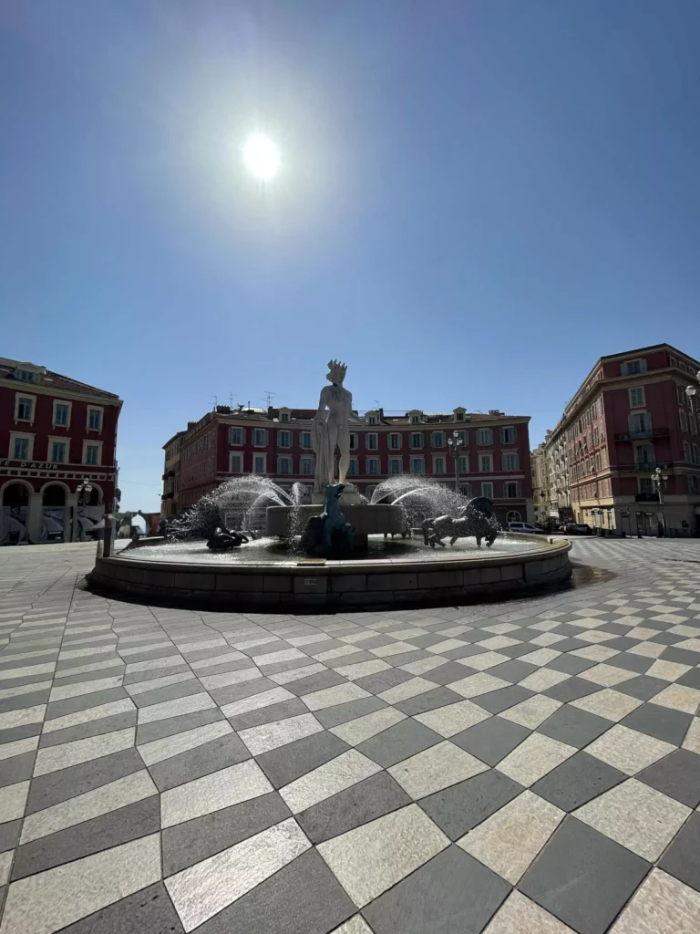 Cote d’Azur Hotspots: Place Masséna in Nizza mit Fontaine du Soleil und klassischer Architektur