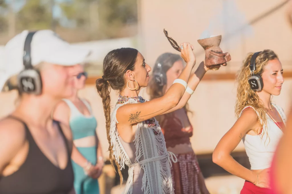 Sanctum-Session mit Luuk Melisse beim Soneva SOUL Festival 2025 – ein transformativer Bewegungsritus aus Kundalini-Yoga, Animal Flow, Atemarbeit und Martial Arts unter Palmen.