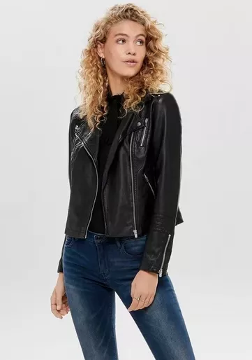 Frau trägt schwarze Biker-Lederjacke zu Jeans – klassischer Lederjacken-Look
