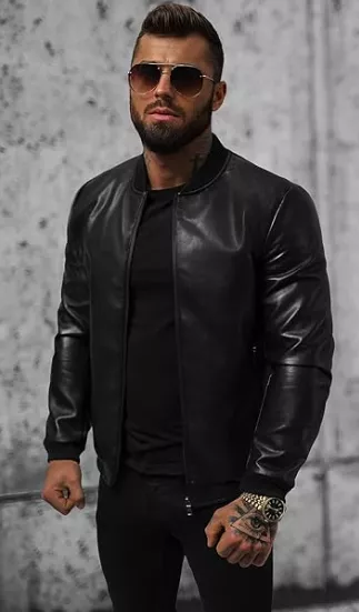 Mann trägt schwarze Lederjacke Herren im minimalistischen Stil – moderner Streetstyle