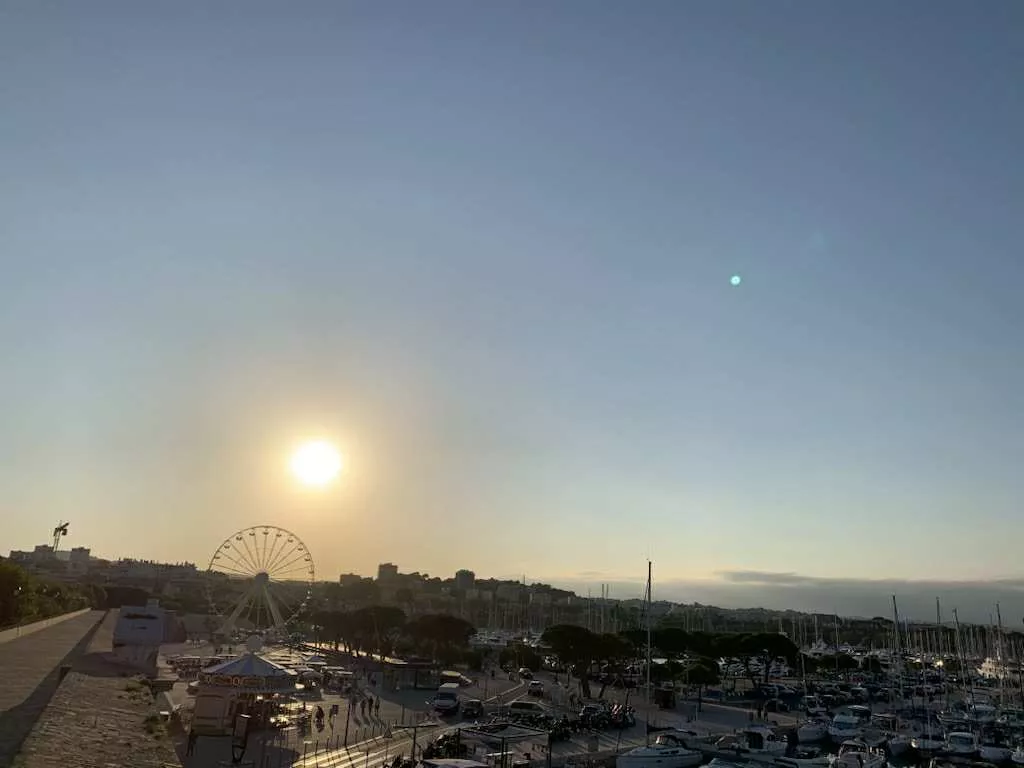 Cote d’Azur Hotspot Antibes: Sonnenuntergang über dem Yachthafen mit Riesenrad und mediterranem Flair