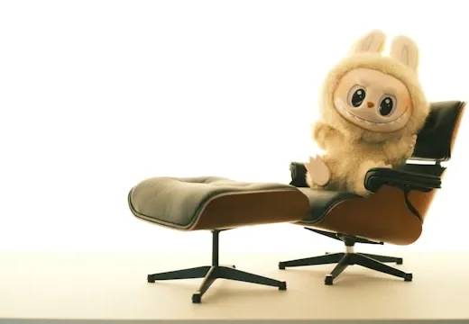 Ein Labubu Kuscheltier in einem luxuriösen Sessel