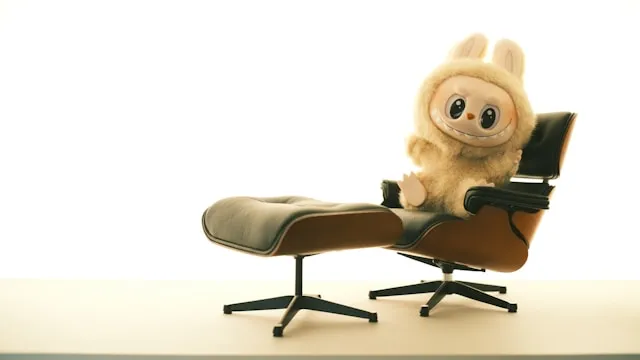 Labubu Kuscheltier als Designobjekt auf Lounge Chair