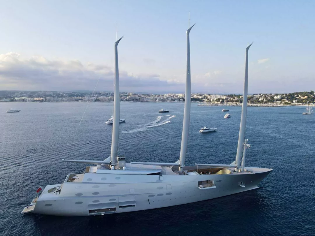 Moderne Superyacht mit drei Masten im Mittelmeer, Symbol für den Lebensstil deutscher Milliardäre