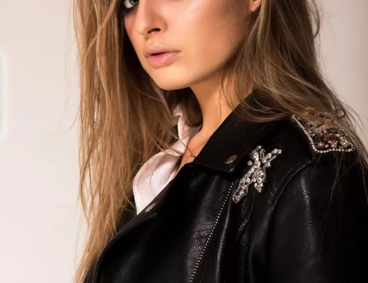 Die Lederjacke ist weit mehr als ein einfaches Kleidungsstück – sie ist ein Symbol für Haltung, Freiheit und Individualität. Kaum eine Jacke verbindet so mühelos Tradition und Moderne. Während sie früher vor allem Schutz und Funktion hatte, gilt sie heute als modisches Statement, das in keiner Garderobe fehlen darf. Ob Ihr Euch für eine Damen Lederjacke in eleganter, taillierter Form entscheidet, eine Herren Lederjacke im maskulinen Biker-Stil bevorzugt oder die Wärme einer braunen Lederjacke schätzt – Ihr setzt damit auf ein Stück Modegeschichte, das niemals an Relevanz verliert. Leder entwickelt mit der Zeit eine einzigartige Patina, die jede Jacke zum Unikat macht und Euren persönlichen Stil noch stärker betont. Gerade deshalb lohnt sich die Investition: Eine hochwertige Lederjacke begleitet Euch nicht nur über mehrere Saisons, sondern über Jahre, manchmal sogar Jahrzehnte. Mit der richtigen Pflege bleibt sie geschmeidig, gewinnt an Charakter und wird von Saison zu Saison schöner. So bleibt die Lederjacke auch in Zukunft das Kleidungsstück, das Eleganz, Coolness und Authentizität vereint.