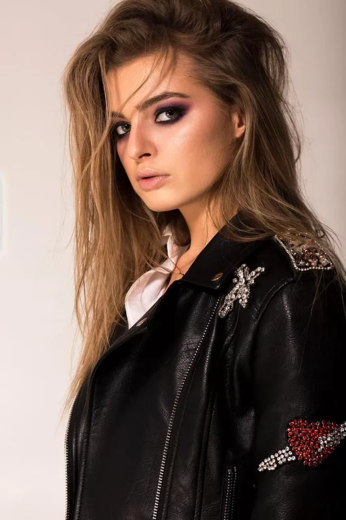 Die Lederjacke ist weit mehr als ein einfaches Kleidungsstück – sie ist ein Symbol für Haltung, Freiheit und Individualität. Kaum eine Jacke verbindet so mühelos Tradition und Moderne. Während sie früher vor allem Schutz und Funktion hatte, gilt sie heute als modisches Statement, das in keiner Garderobe fehlen darf. Ob Ihr Euch für eine Damen Lederjacke in eleganter, taillierter Form entscheidet, eine Herren Lederjacke im maskulinen Biker-Stil bevorzugt oder die Wärme einer braunen Lederjacke schätzt – Ihr setzt damit auf ein Stück Modegeschichte, das niemals an Relevanz verliert. Leder entwickelt mit der Zeit eine einzigartige Patina, die jede Jacke zum Unikat macht und Euren persönlichen Stil noch stärker betont. Gerade deshalb lohnt sich die Investition: Eine hochwertige Lederjacke begleitet Euch nicht nur über mehrere Saisons, sondern über Jahre, manchmal sogar Jahrzehnte. Mit der richtigen Pflege bleibt sie geschmeidig, gewinnt an Charakter und wird von Saison zu Saison schöner. So bleibt die Lederjacke auch in Zukunft das Kleidungsstück, das Eleganz, Coolness und Authentizität vereint.