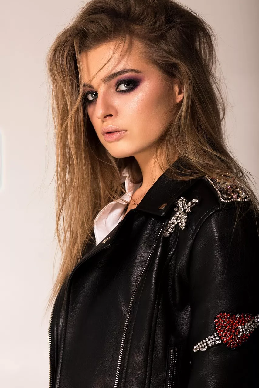 Die Lederjacke ist weit mehr als ein einfaches Kleidungsstück – sie ist ein Symbol für Haltung, Freiheit und Individualität. Kaum eine Jacke verbindet so mühelos Tradition und Moderne. Während sie früher vor allem Schutz und Funktion hatte, gilt sie heute als modisches Statement, das in keiner Garderobe fehlen darf. Ob Ihr Euch für eine Damen Lederjacke in eleganter, taillierter Form entscheidet, eine Herren Lederjacke im maskulinen Biker-Stil bevorzugt oder die Wärme einer braunen Lederjacke schätzt – Ihr setzt damit auf ein Stück Modegeschichte, das niemals an Relevanz verliert. Leder entwickelt mit der Zeit eine einzigartige Patina, die jede Jacke zum Unikat macht und Euren persönlichen Stil noch stärker betont. Gerade deshalb lohnt sich die Investition: Eine hochwertige Lederjacke begleitet Euch nicht nur über mehrere Saisons, sondern über Jahre, manchmal sogar Jahrzehnte. Mit der richtigen Pflege bleibt sie geschmeidig, gewinnt an Charakter und wird von Saison zu Saison schöner. So bleibt die Lederjacke auch in Zukunft das Kleidungsstück, das Eleganz, Coolness und Authentizität vereint.