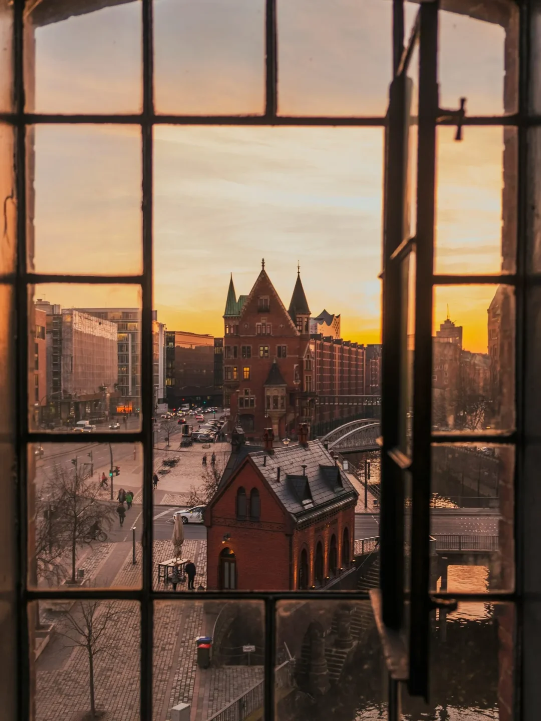 Hamburger Speicherstadt bei Sonnenuntergang – historische Backsteinarchitektur in einer der Städte mit der höchsten Millionärsdichte in Deutschland.