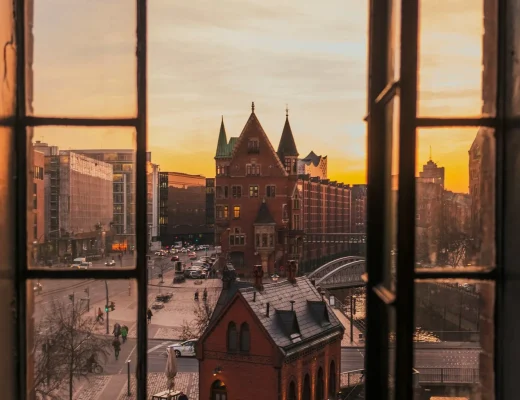 Hamburger Speicherstadt bei Sonnenuntergang – historische Backsteinarchitektur in einer der Städte mit der höchsten Millionärsdichte in Deutschland.