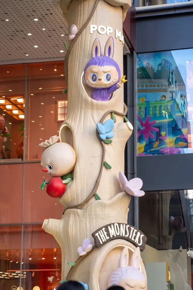 Labubu Figuren Installation vor Pop Mart Store