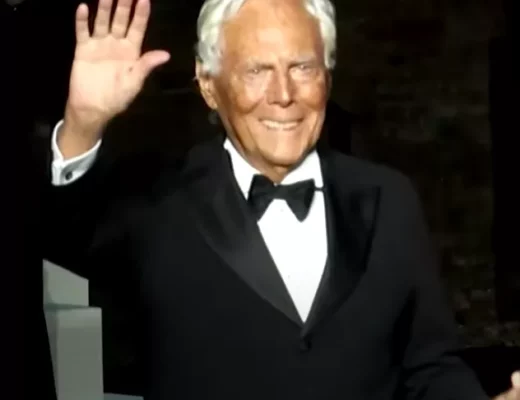 Italienischer Stardesigner Giorgio Armani im Smoking, winkend auf einer Veranstaltung – Modeikone und Gründer des Armani-Imperiums.