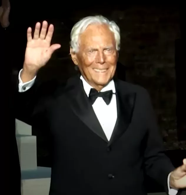 Italienischer Stardesigner Giorgio Armani im Smoking, winkend auf einer Veranstaltung – Modeikone und Gründer des Armani-Imperiums.