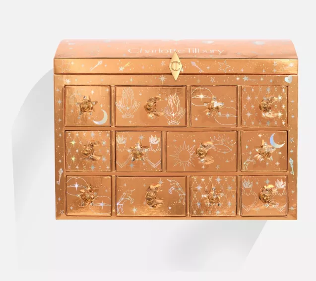 Charlotte Tilbury Adventskalender 2025 in goldener Box mit 12 Schubladen, gefüllt mit Luxus-Make-up und Skincare-Produkten