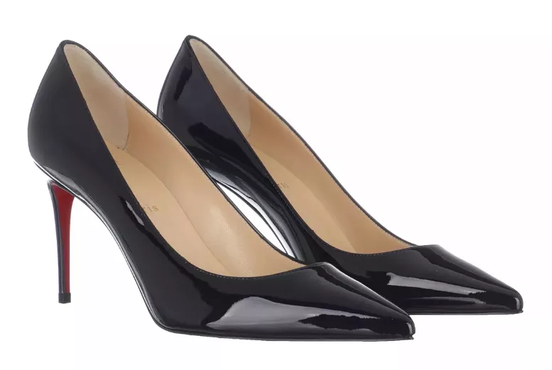 Klassische schwarze Louboutin Pumps mit roter Sohle und spitzer Vorderkappe