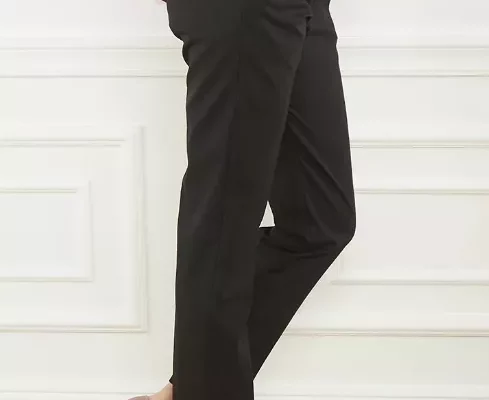 Louboutin High Heels Nude-farben mit roter Sohle, kombiniert zu schwarzer Hose