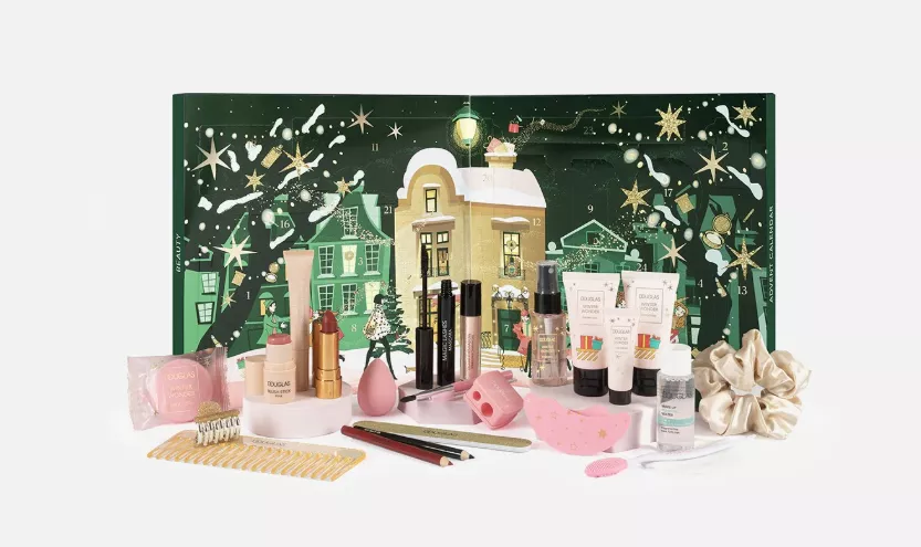 Douglas Adventskalender 2025 mit festlichem Design und 24 Türchen, gefüllt mit Make-up, Hautpflegeprodukten und Beauty-Tools