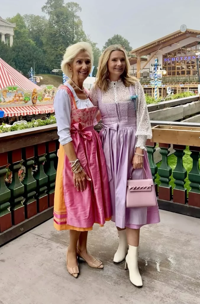Kristina Tröger begrüßt die Gäste beim 7. CeU-Ladies Wiesn Lunch 2025 in der Käfer-Wiesn-Schänke. 140 Unternehmerinnen aus Deutschland und Europa beim Networking im Dirndl. Kristina Tröger (Ceu) und Dr. Marie-Catherine Klarkowski (in Fénix Atelier)