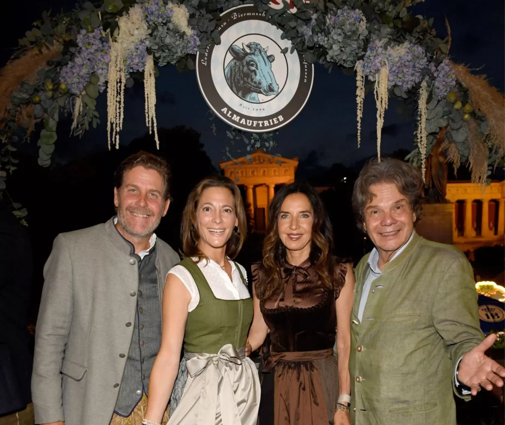 Der Almauftrieb 2025 brachte rund 1000 Gäste aus Wirtschaft, Politik, Sport und Entertainment in die Käfer Wiesn Schänke.