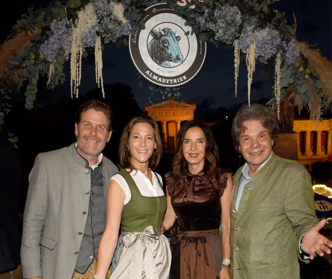 Der Almauftrieb 2025 brachte rund 1000 Gäste aus Wirtschaft, Politik, Sport und Entertainment in die Käfer Wiesn Schänke.