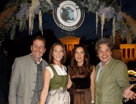 Der Almauftrieb 2025 brachte rund 1000 Gäste aus Wirtschaft, Politik, Sport und Entertainment in die Käfer Wiesn Schänke.