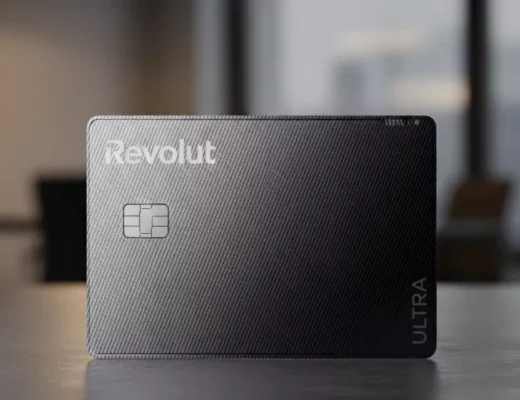 Revolut Ultra Karte in platinbeschichtetem Design auf einem Tisch – Premium-Bankkarte mit exklusivem Look.