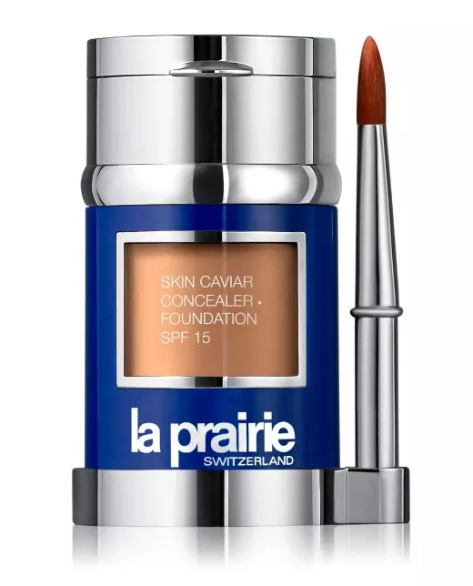 Teuerste Make-up-Marke der Welt – La Prairie Skin Caviar Concealer–Foundation im kobaltblauen Metallzylinder mit separatem Pinsel.