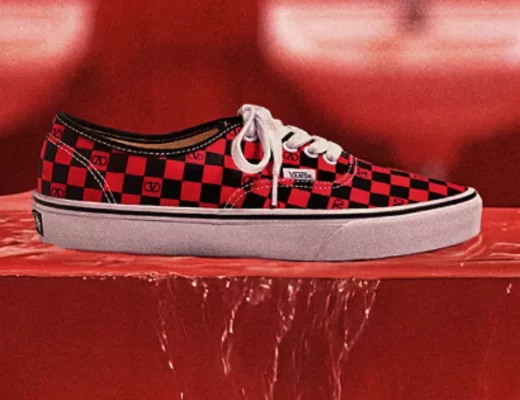 Valentino Garavani x Vans Sneaker im roten Checkerboard-Muster mit schwarzen Valentino-V-Logos und klassischer weißer Waffelsohle.