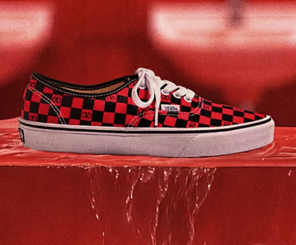 Valentino Garavani x Vans Sneaker im roten Checkerboard-Muster mit schwarzen Valentino-V-Logos und klassischer weißer Waffelsohle.