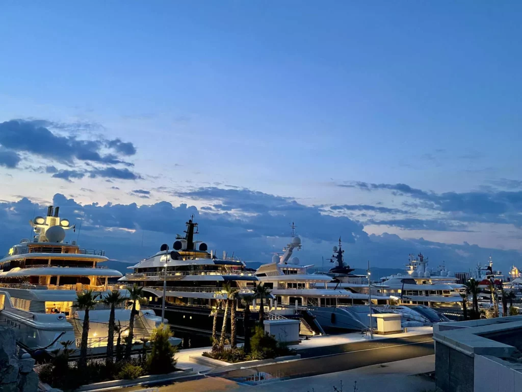 Teuerste Yacht der Welt – luxuriöse Superyachten nebeneinander im Hafen bei Sonnenuntergang.