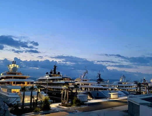 Teuerste Yacht der Welt – luxuriöse Superyachten nebeneinander im Hafen bei Sonnenuntergang.