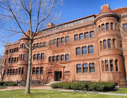 Historisches Backsteingebäude – Symbol für die teuerste Schule der Welt und ihre architektonische Tradition.