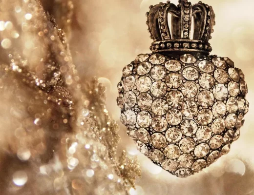 Symbol für Luxus: funkelnder herzförmiger Diamant-Anhänger mit Krone – inspiriert vom Glanz des teuersten Handys der Welt