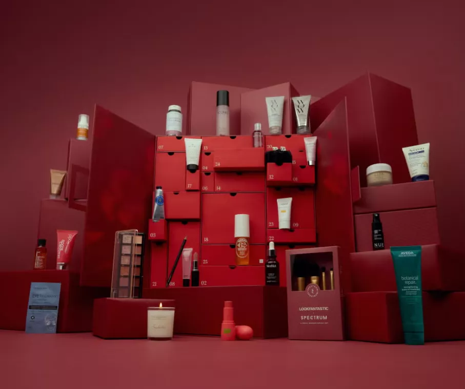 Lookfantastic Beauty-Adventskalender 2025 in roter Box mit 27 Beauty-Produkten von Marken wie Estée Lauder, MAC, Rituals und L’Occitane