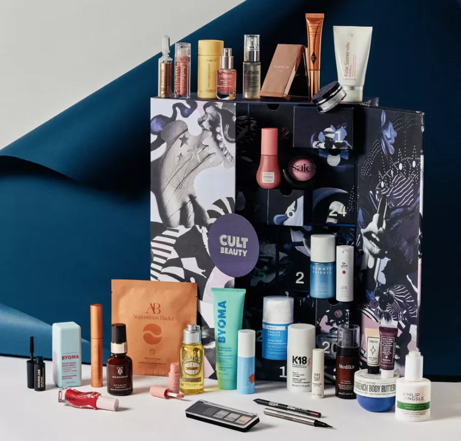Cult Beauty Adventskalender 2025 mit 40 Beauty-Produkten von Marken wie Augustinus Bader, Byoma, Elemis und Summer Fridays in einer künstlerisch gestalteten Box