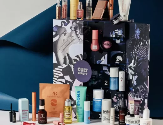 Cult Beauty Adventskalender 2025 mit 40 Beauty-Produkten von Marken wie Augustinus Bader, Byoma, Elemis und Summer Fridays in einer künstlerisch gestalteten Box