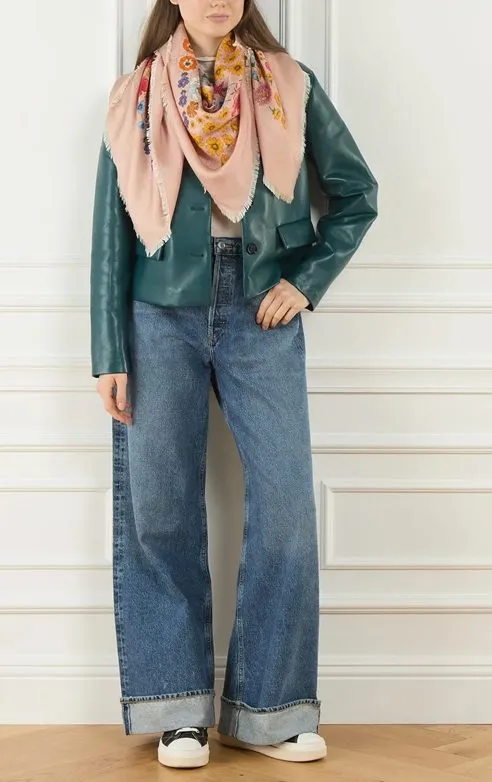 Gucci Seidentuch Flora in Rosé mit Blumenmuster, getragen zu Lederjacke in Grün und Jeans mit weitem Bein