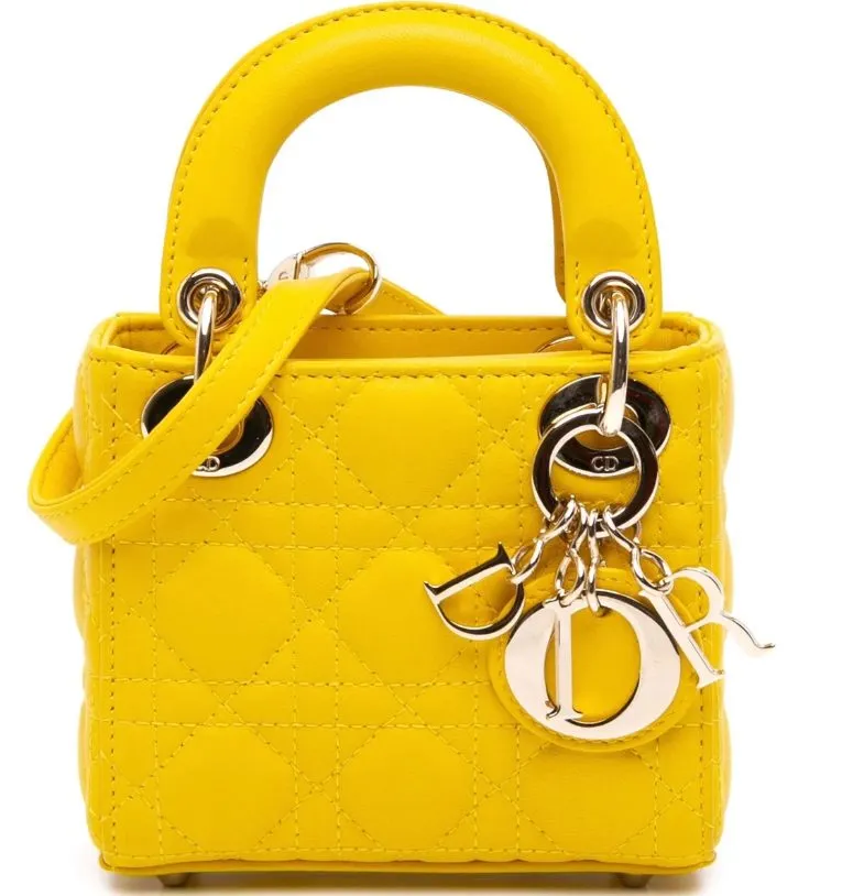 Lady Dior Micro in leuchtendem Gelb aus Lammleder mit Cannage-Steppung, silbernen Metallösen und D.I.O.R-Anhänger.