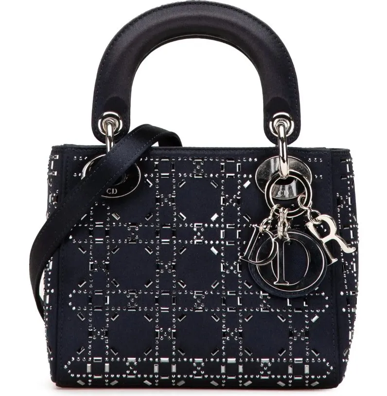 Lady Dior Mini in Navy aus Satin mit Cannage-Lochmuster und Strassbesatz, silberner Hardware und D.I.O.R-Anhängern.