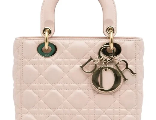 Lady Dior Small Tasche aus roséfarbenem Lammleder mit Cannage-Steppung und goldfarbenen Dior-Anhängern.