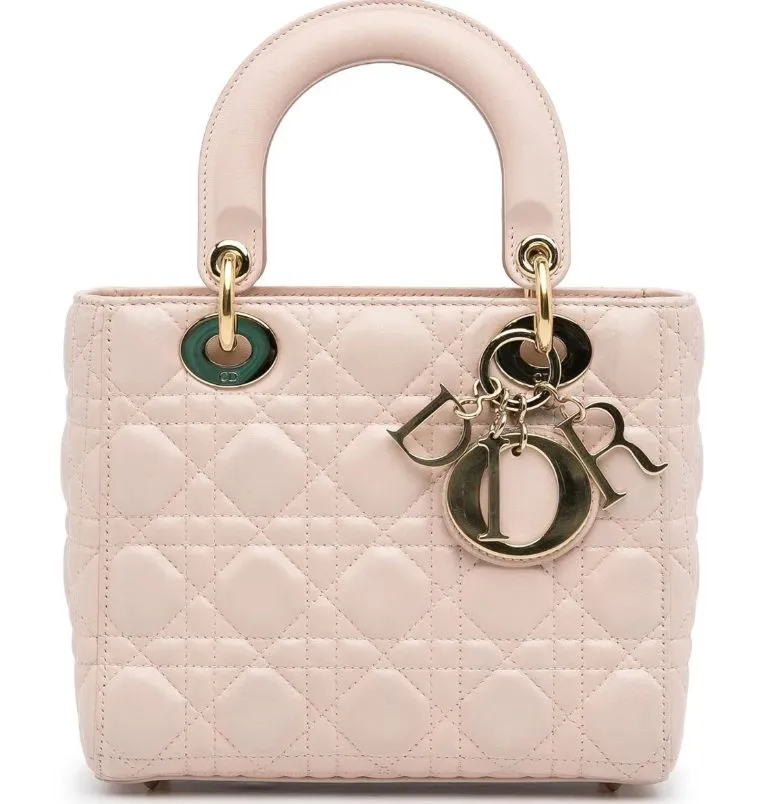 Lady Dior Small Tasche aus roséfarbenem Lammleder mit Cannage-Steppung und goldfarbenen Dior-Anhängern.