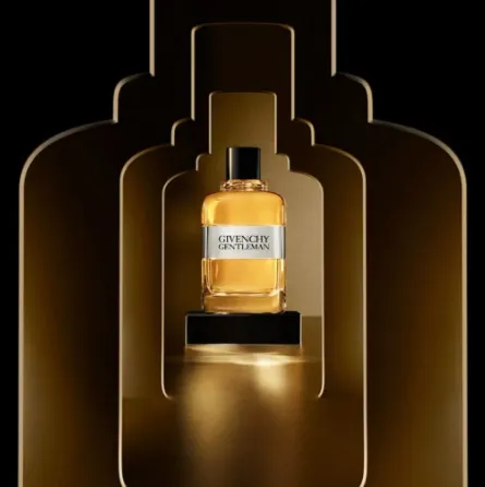 Givenchy Gentleman Original Eau de Toilette – goldener Flakon auf Podest, ikonische Silhouette vor schwarzem Hintergrund