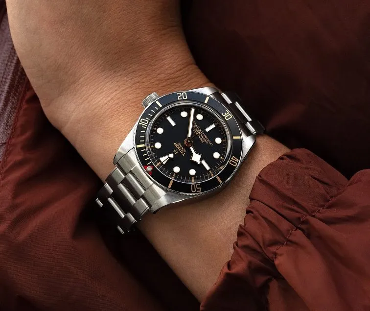 Tudor Black Bay 58 in Edelstahl mit schwarzer Lünette und Snowflake-Zeigern am Handgelenk