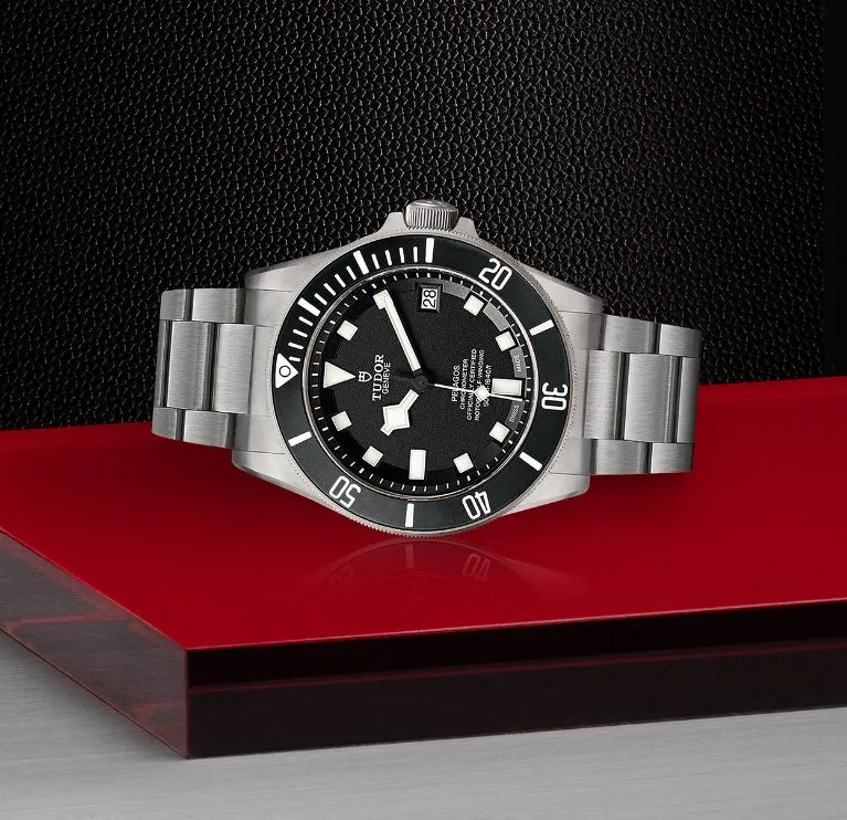 udor Pelagos in Titan mit schwarzer Lünette und Snowflake-Zeigern auf rotem Podest
