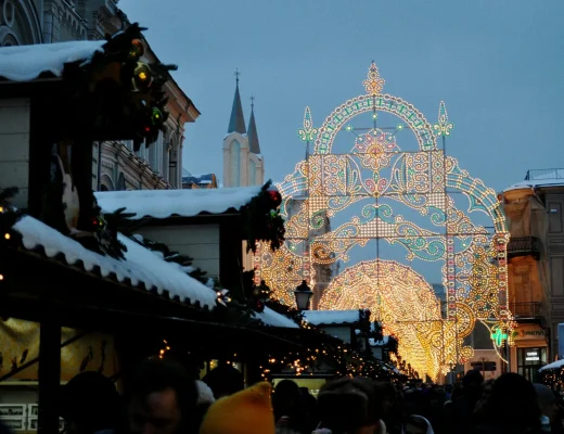 Christkindlesmarkt Nürnberg bei Abenddämmerung – festlich beleuchtete Buden und großer Lichterbogen in der Altstadt