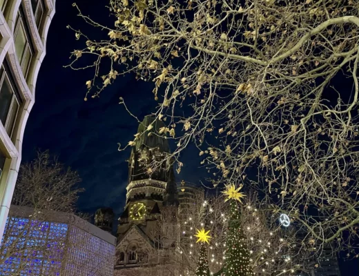 Weihnachtsmarkt an der Gedächtniskirche mit festlich geschmückten Tannen bei Nacht – Weihnachtsmarkt Berlin 2025