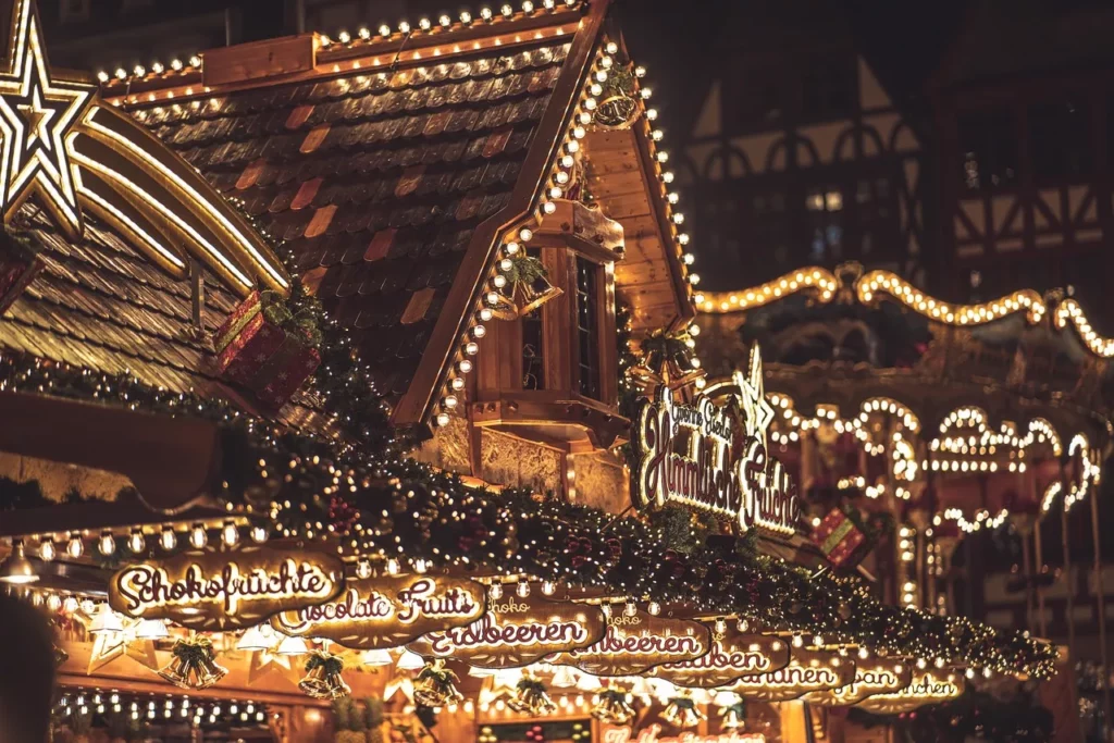 Stimmungsvolles Holzchalet auf einem Weihnachtsmarkt mit Lichterketten – Weihnachtsmarkt Berlin 2025